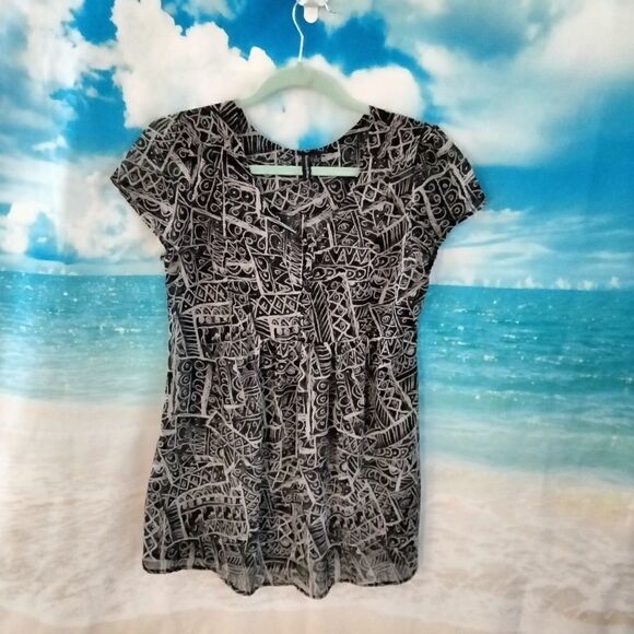 " Essentials by Milano"  woman's short sleeve blouse. - Picture 1 of 5
